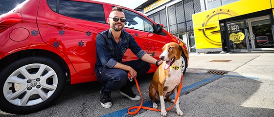 Ivan Dečak i pas Hundač - Opelovi dog friendly saloni u Hrvatskoj